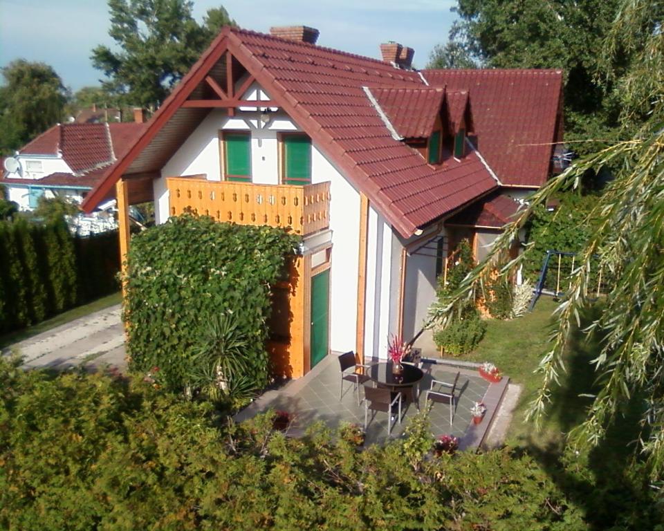 鲍洛通拜雷尼Anna Üdülőház的一间白色的小房子,有红色的屋顶