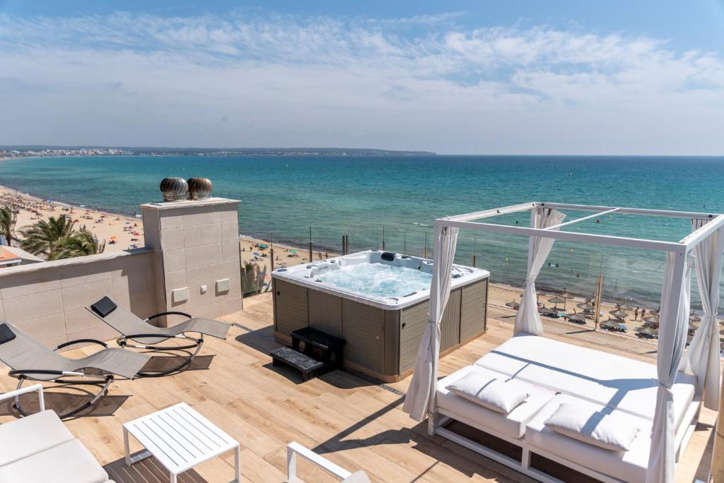 帕尔马海滩海豚公寓酒店的海滩景阳台的热水浴池