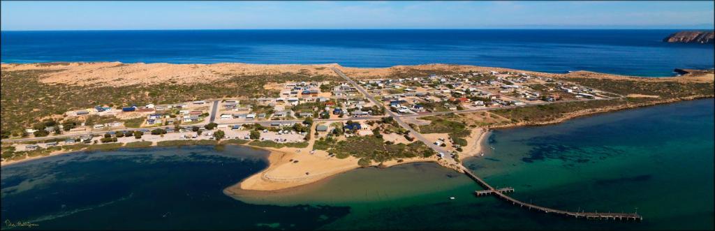 Venus BayVenus Bay Beachfront Tourist Park South Australia的海洋小岛的空中景观