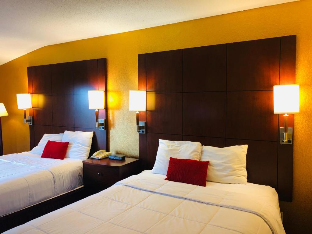 波科诺山波科诺M蒙特酒店的酒店客房 - 带两张带红色枕头的床
