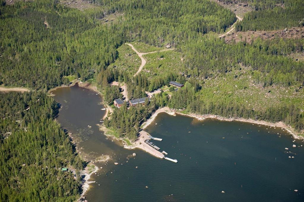 SiltakyläSea Hotel Mäntyniemi的森林中湖泊的空中景观