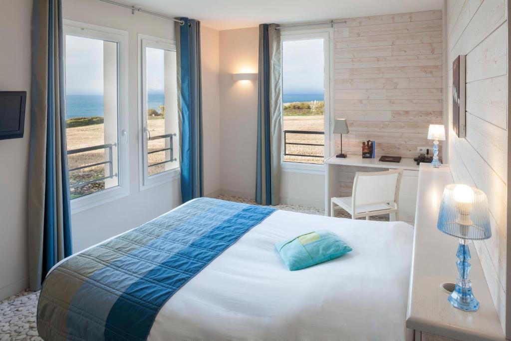 普卢贡韦兰国际之家文特瓦兹酒店的一间卧室设有一张床,享有海景