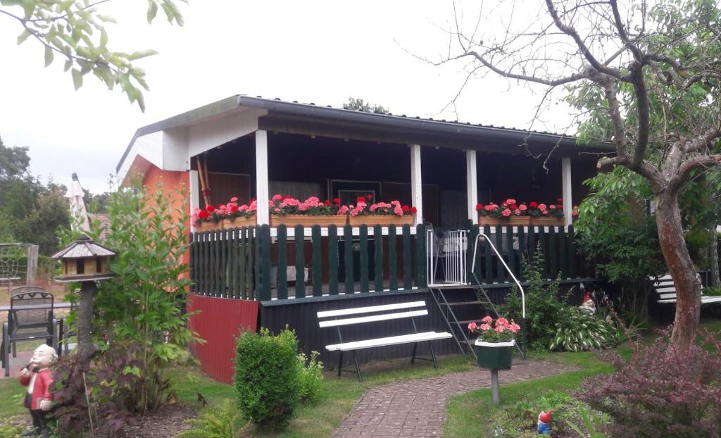菲尔斯滕贝格Mobile-Home的阳台上的红花小房子