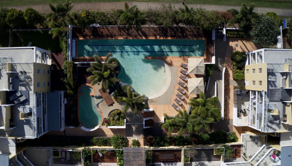 库鲁姆海滩西墙库鲁姆比奇酒店的享有棕榈树和房屋的游泳池的顶部景致