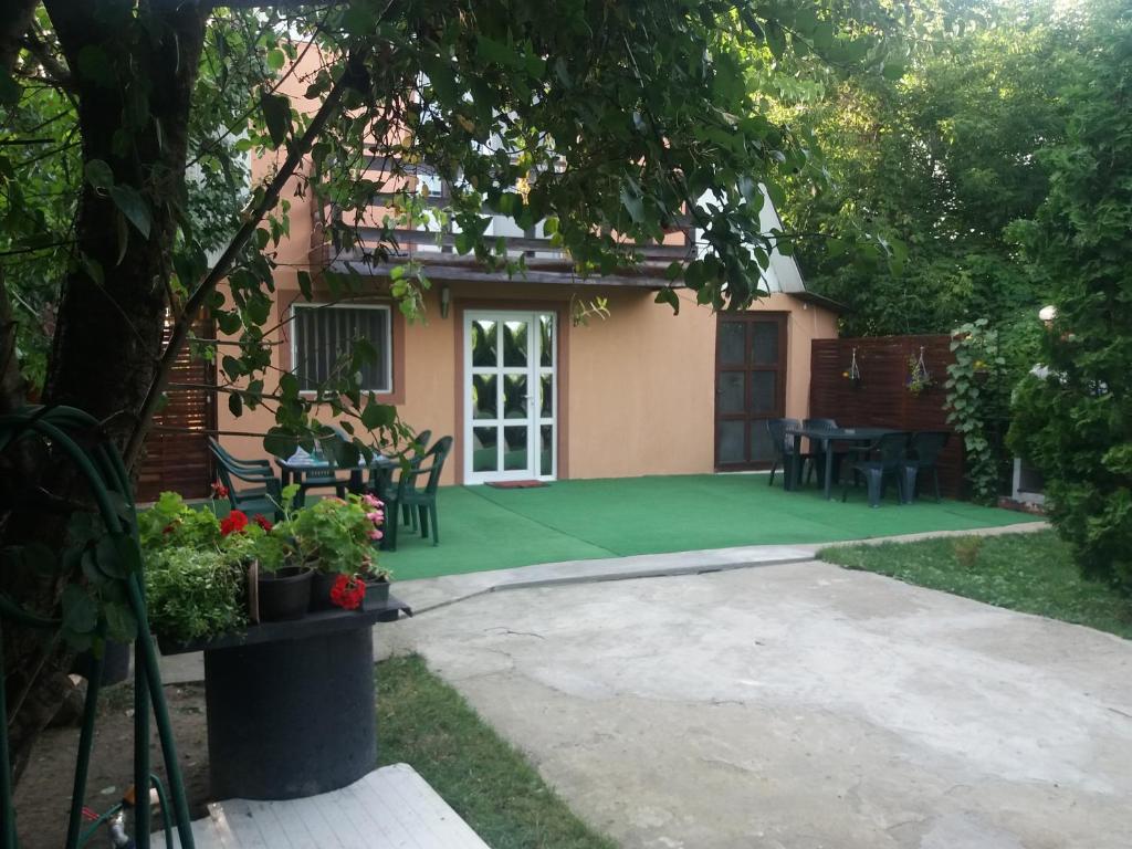 雅西Casa Stela的一座带绿色草坪的房屋的庭院