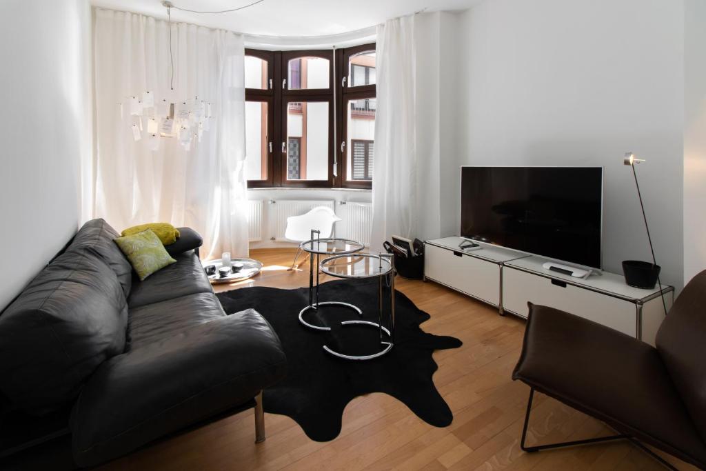 特里尔Casa Augusta - Urban Living的带沙发和电视的客厅