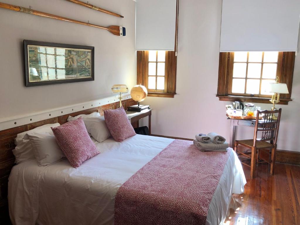 蒂格雷Buenos Aires Rowing Club的卧室配有床、桌子和窗户。