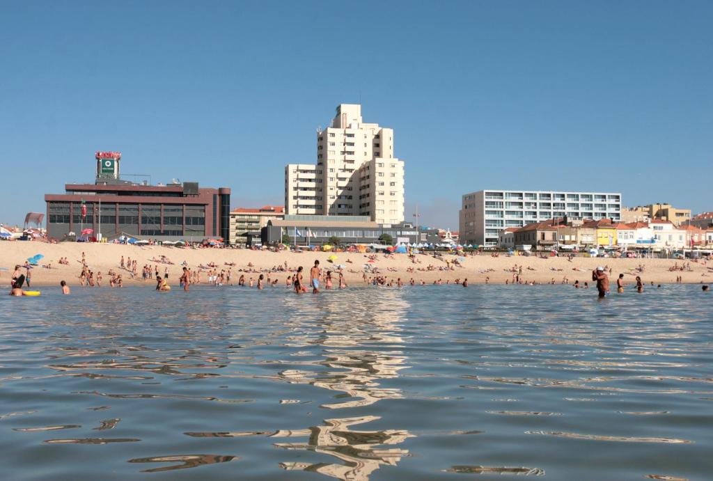 埃斯平霍索维尔迪公寓酒店的一群人,在海滩上