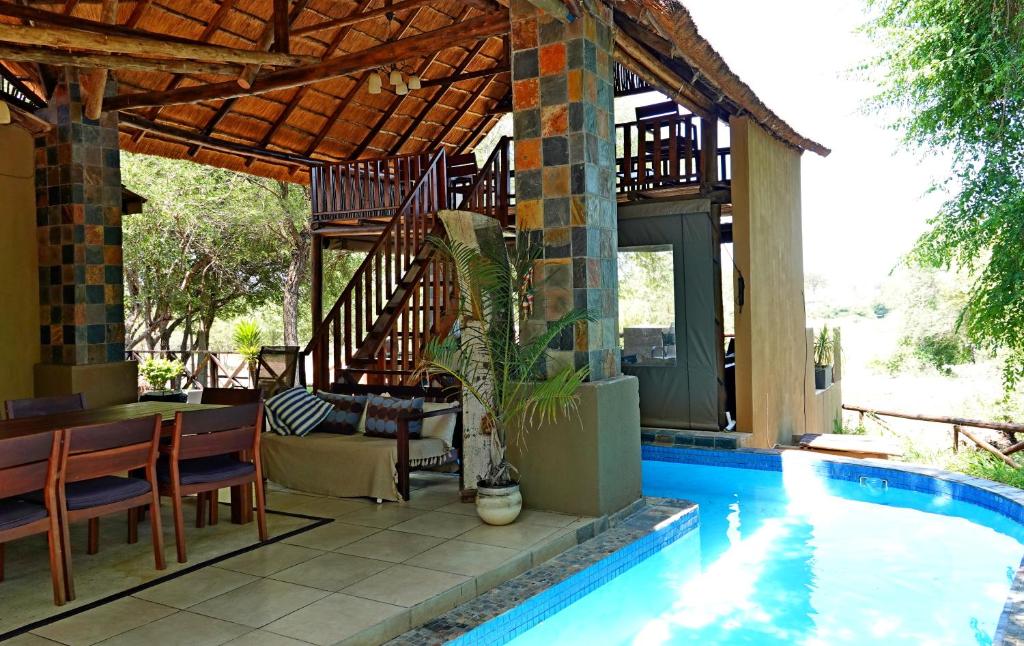 玛洛斯帕克Kruger River Holiday Home的房屋旁带游泳池的房子