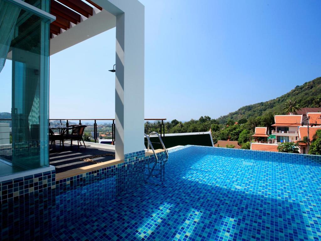 卡塔海滩Kata Sea View Villas的享有房屋景致的游泳池