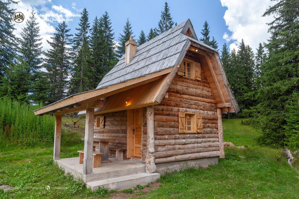 扎布利亚克Lodge Nadgora的树木林地的小木屋