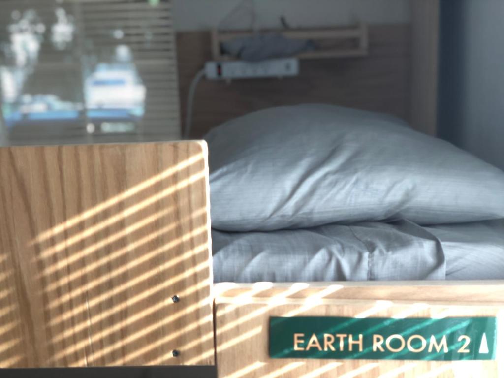 萨克拉门托WHOLE Family - WholeVille的带有枕头和阅读土的标志的床