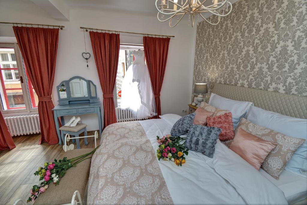 普拉哈季采Křišťanka - kouzelné apartmány的一间卧室,床上放着鲜花