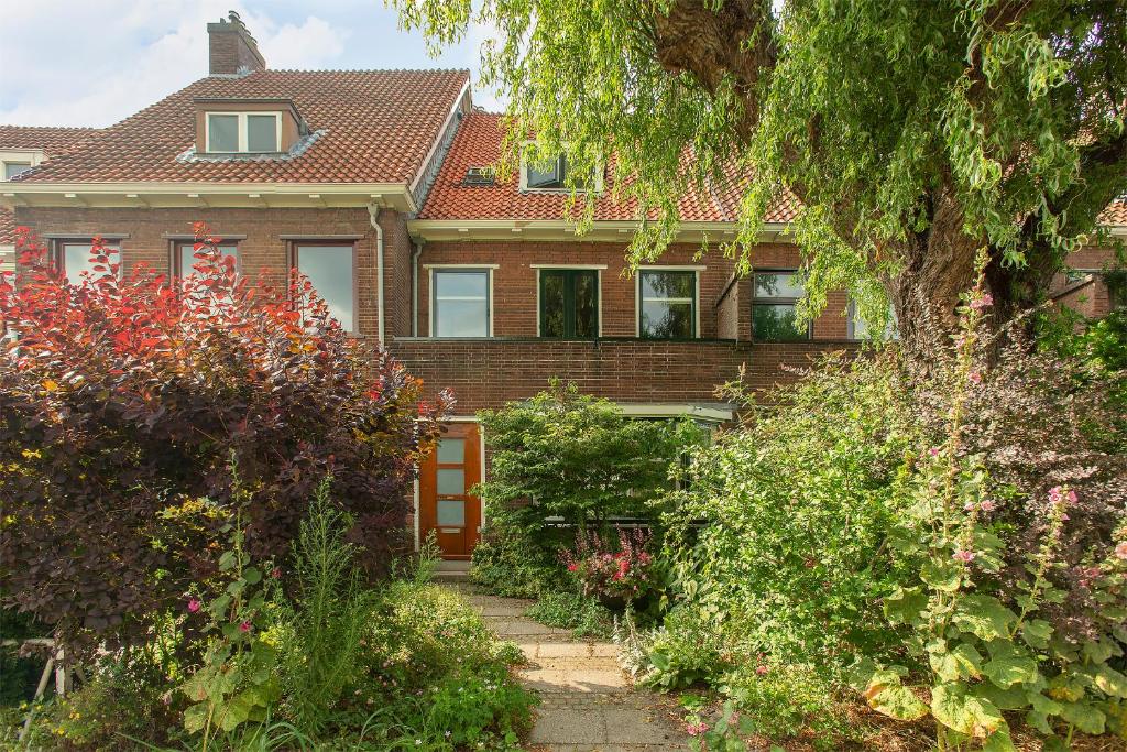 鹿特丹Residentie Blijdorp的前面有花园的房子