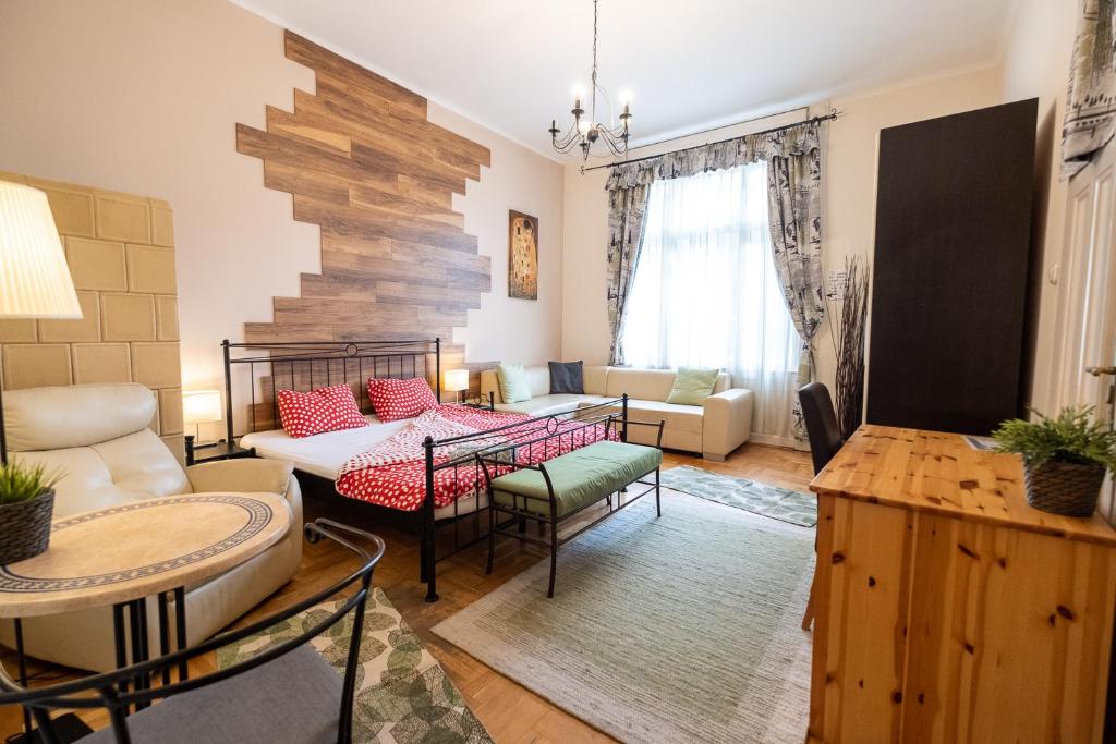 布达佩斯阿卡西亚旅舍的客厅配有沙发和桌子