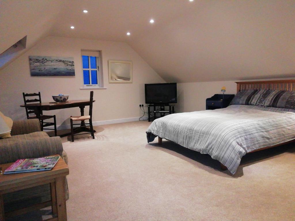 特伦托河上的纽瓦克The Oaklodge的一间卧室配有一张床、一张书桌和一台电视