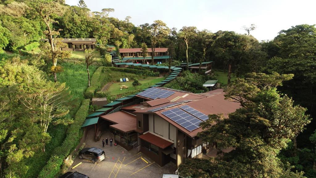 蒙泰韦尔德哥斯达黎加特拉普蒙特维多家庭旅舍的房屋的顶部景色,上面设有太阳能电池板