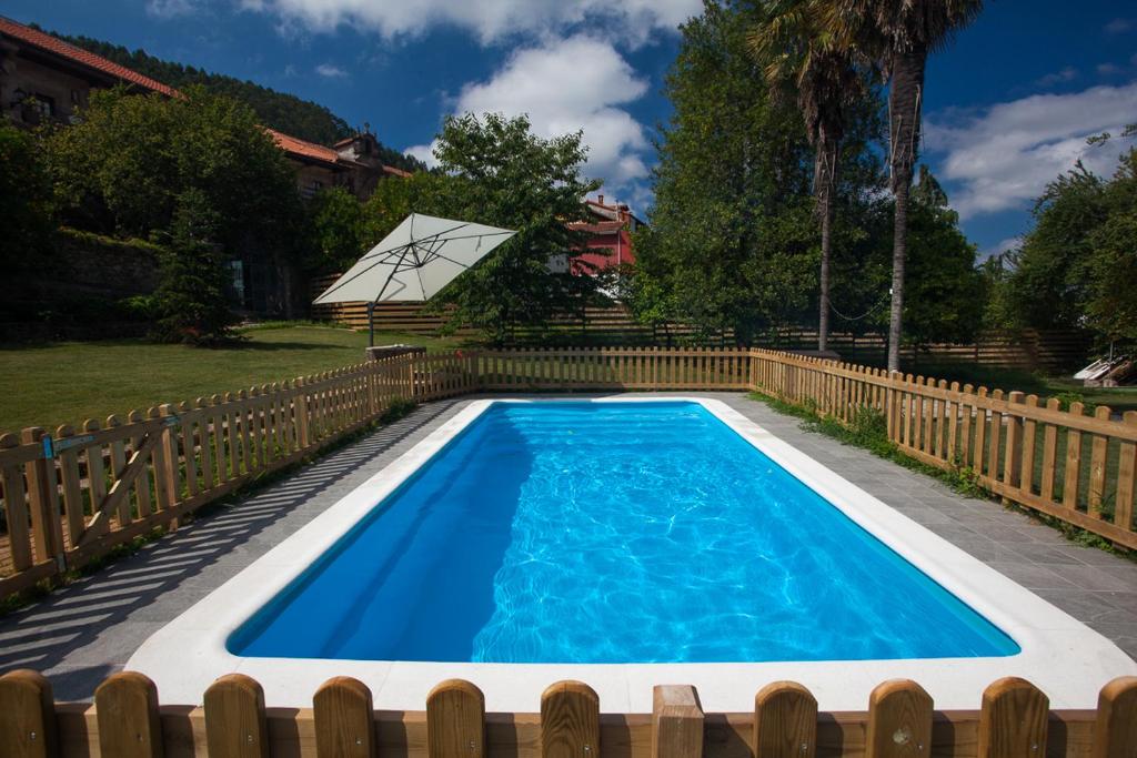 里约克维Posada Seis Leguas的后院的游泳池,带有木栅栏