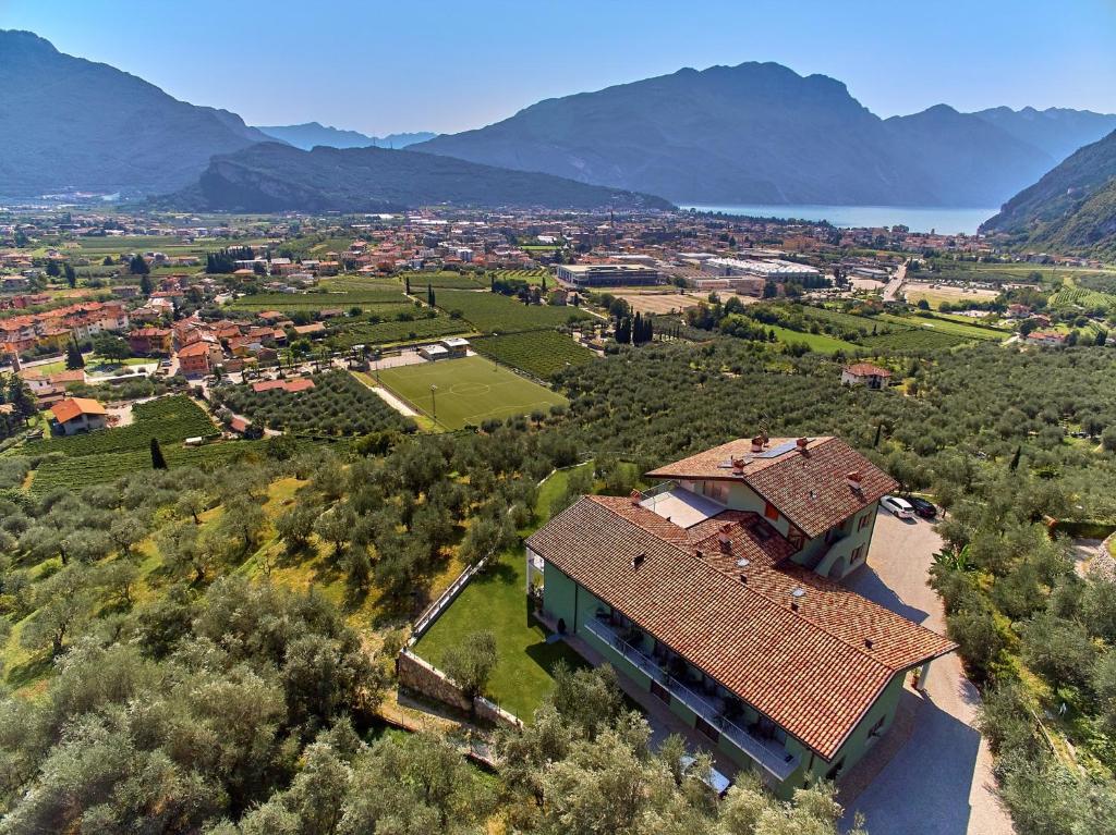加尔达湖滨Maso Tobel Riva del Garda的屋顶房屋的空中景致