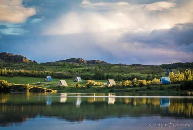 埃基斯蒂尔Ormurinn Cottages的湖畔小岛上的一组帐篷