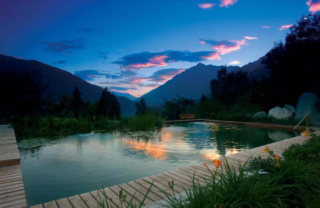 蒂鲁罗Marini's giardino Hotel的山水池的背景