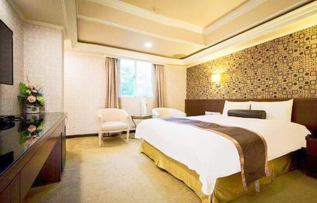 台北上华旅馆的酒店客房设有一张大床和一台电视。
