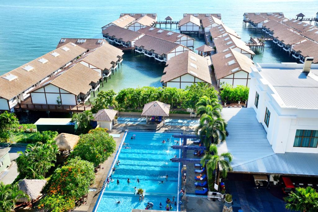 波德申Lexis Port Dickson的享有度假村游泳池的空中景致
