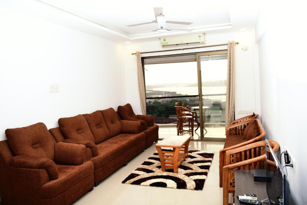帕纳吉3 BHK Apartment with river view的客厅配有沙发和桌子