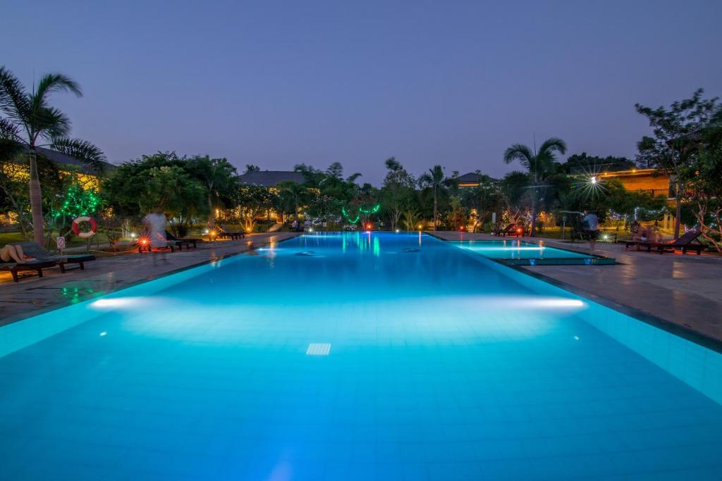 哈伯勒内Sungreen Resort的夜间带蓝色灯光的大型游泳池