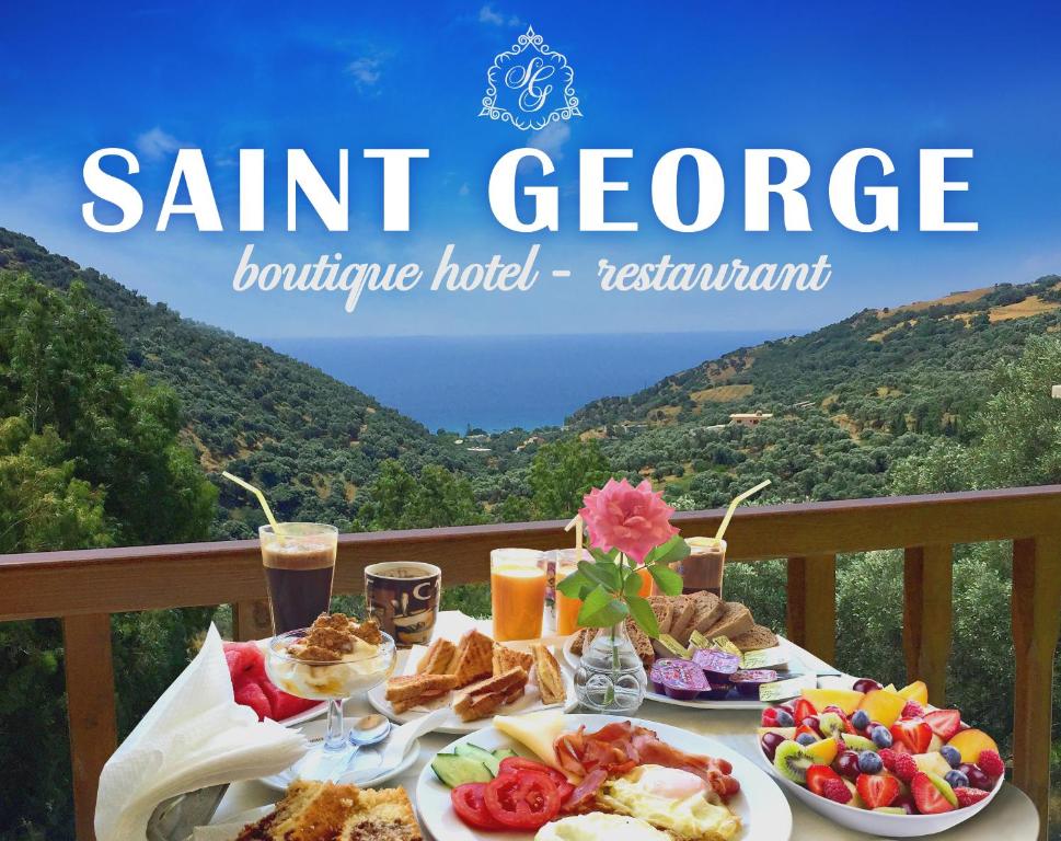 罗达奇诺Saint George Hotel的阳台上的桌子上摆着早餐食品和饮料