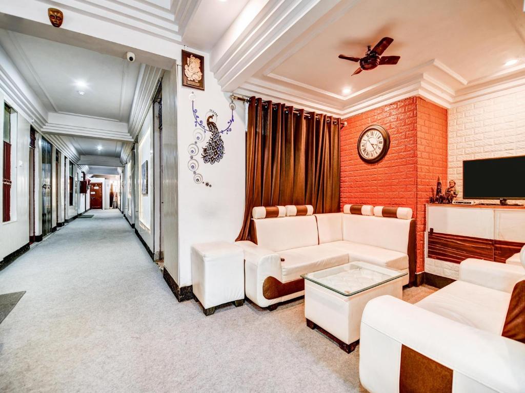 勒克瑙Nattha By Indian Culture的客厅配有白色家具和电视