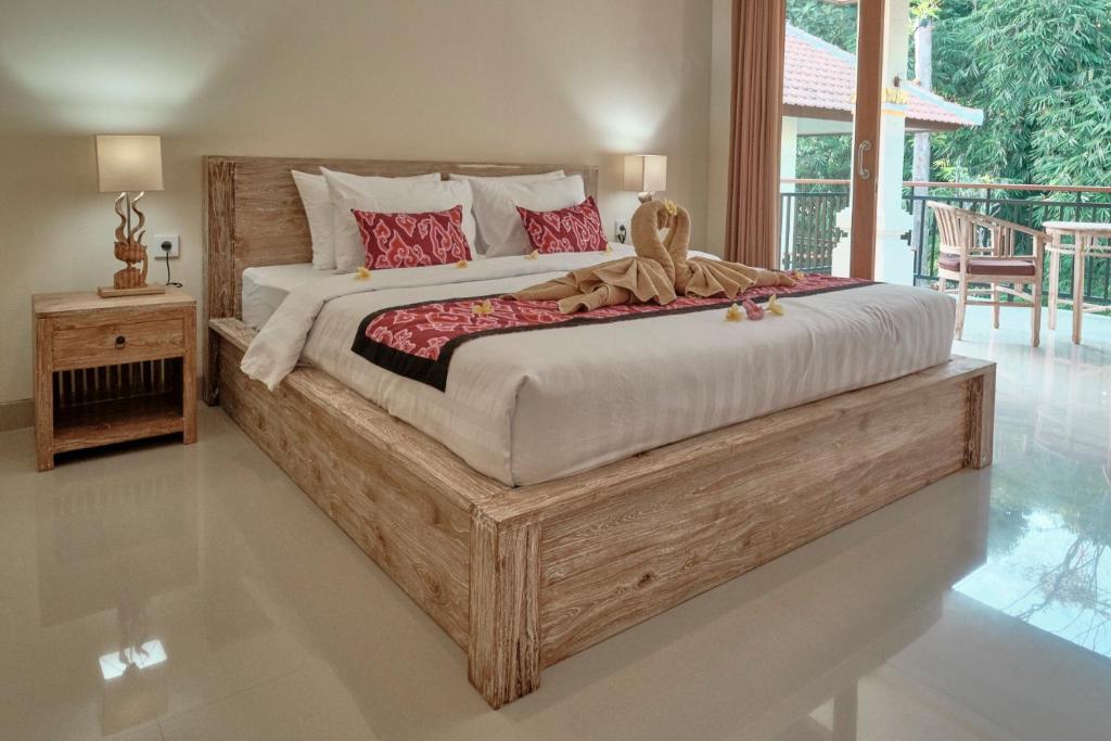 乌布Gek House Ubud Bali的一间卧室配有一张木架大床