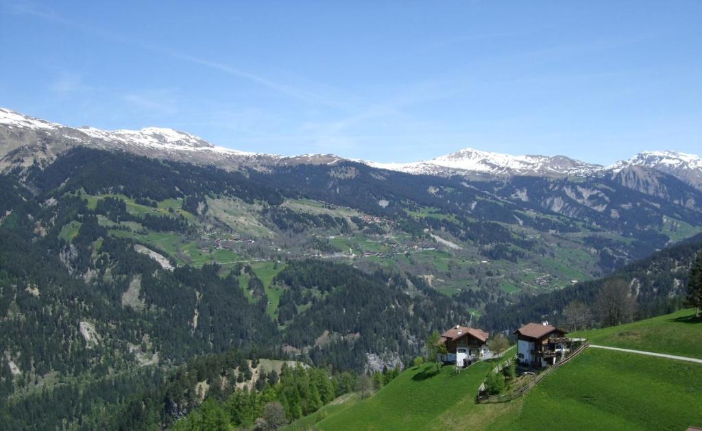 特施尔茨陈Aegerta Alte Schreinerei的山丘上以山为背景的房子