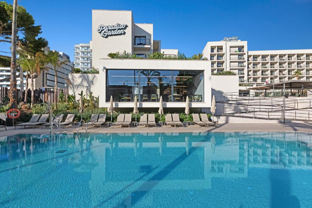 帕尔马海滩Hotel Paradiso Garden的酒店前方的游泳池配有椅子