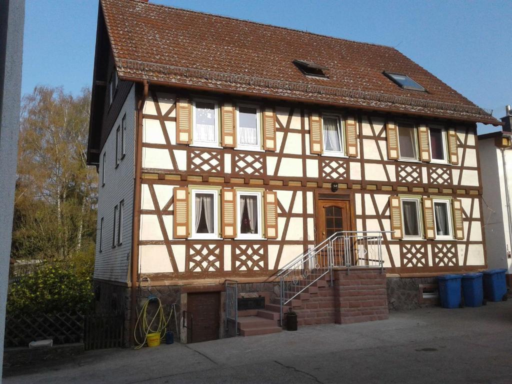 HembachKreuzdellenhof Ferienzimmer的半木结构房屋,前面设有楼梯