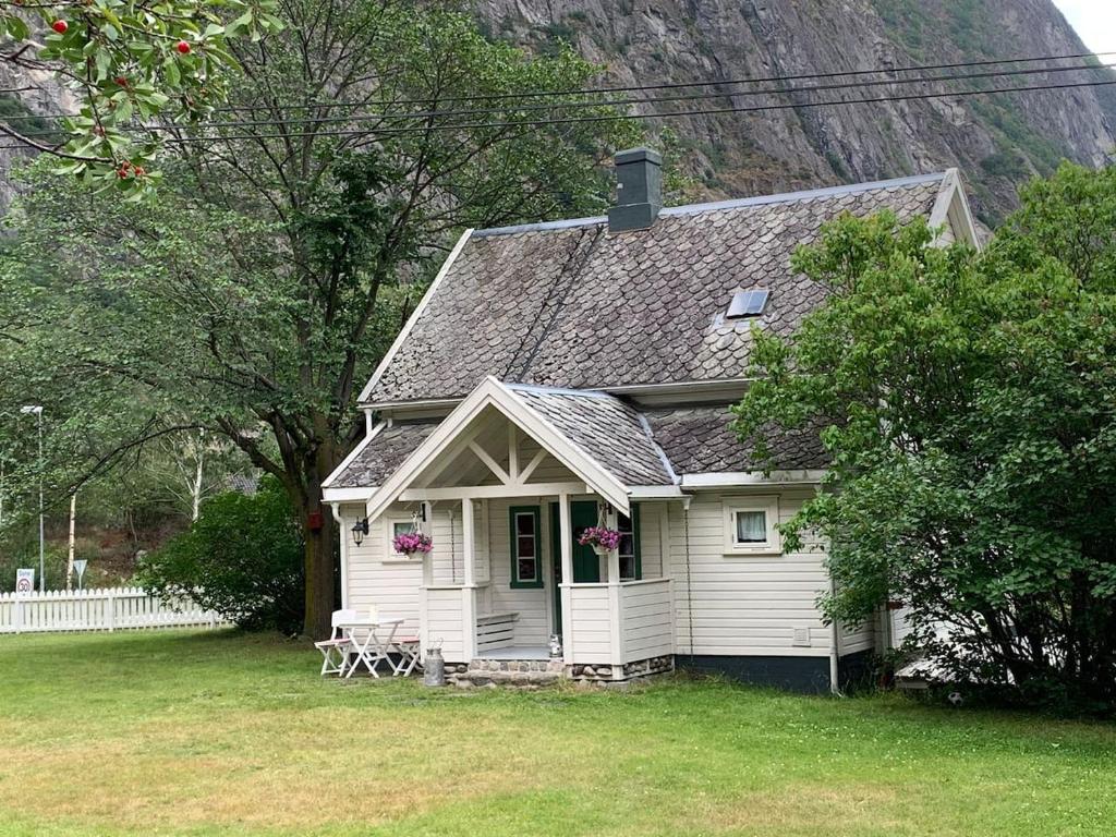莱达尔绥里Aobrio Holidayhouse, old farmhouse close to Flåm的院子内带桌椅的白色房屋