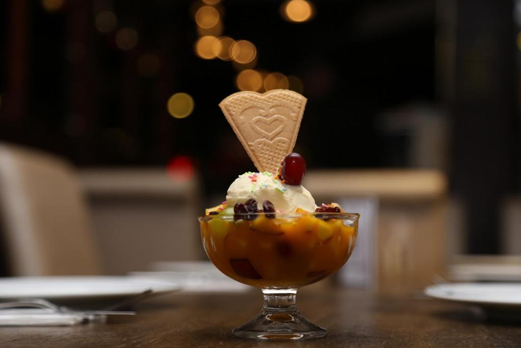 米查姆木麻黄树酒店的一份带冰淇淋和樱桃的甜点