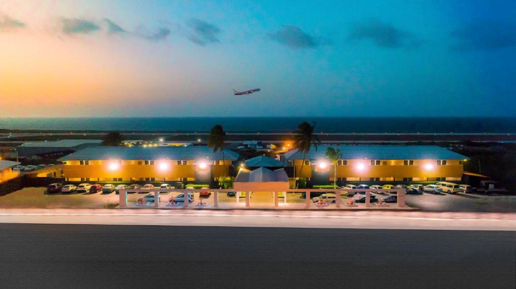 威廉斯塔德库拉索机场酒店的飞机在晚上飞过机场