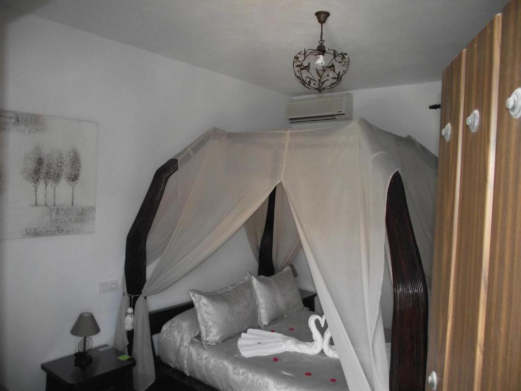科尼尔-德拉弗龙特拉金丝雀旅馆的一间卧室配有一张带天蓬的床