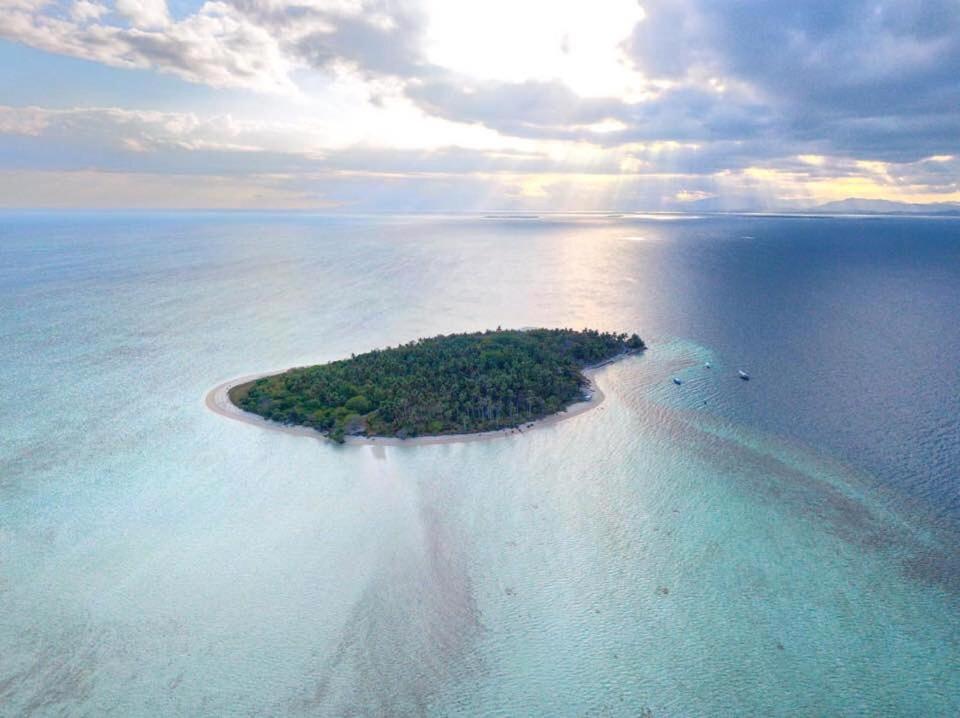 罗哈斯Modessa Island的海洋中的一个岛屿