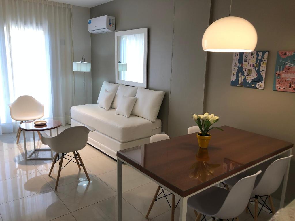 圣米格尔·德·图库玛Edificio Celedonio Gutiérrez 651的客厅配有白色的沙发和桌子