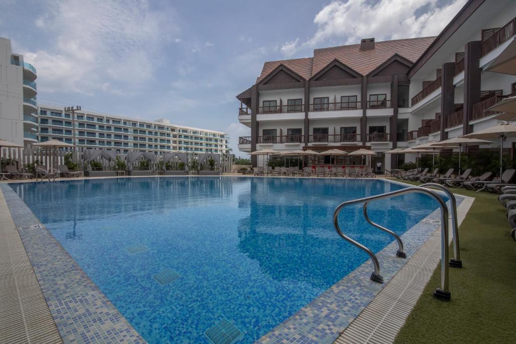 卡塔赫纳Melia Cartagena Karmairi的酒店前方的大型游泳池