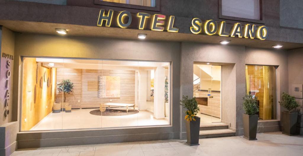 圣地亚哥-德尔埃斯特罗Hotel Solano的一间酒店沙龙前的商店,上面有标志