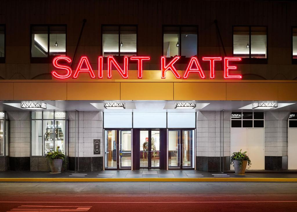 密尔沃基Saint Kate - The Arts Hotel的建筑物前的风筝标志