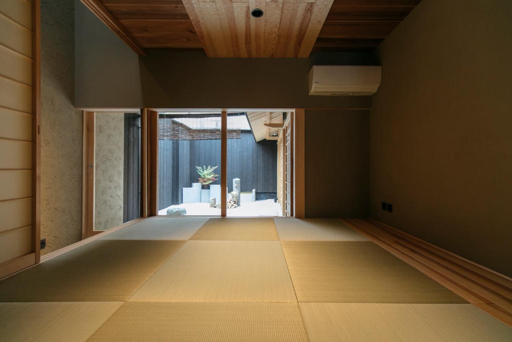 京都MACHIYADO 京都南禅寺道的空空房间设有大窗户和木制天花板