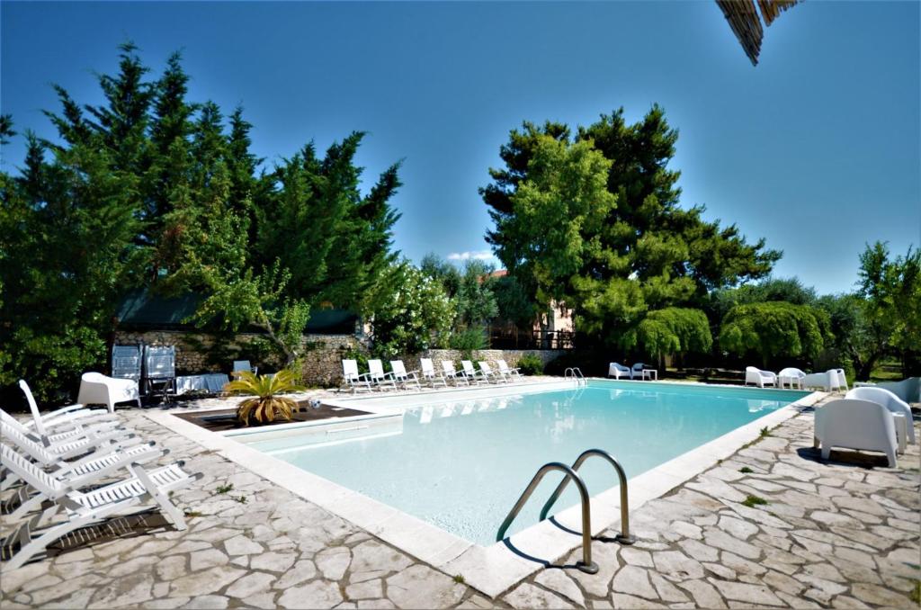 圣乔瓦尼·罗通多Signor Cesare Agrobistrot B&B的一个带躺椅的游泳池,一个度假胜地