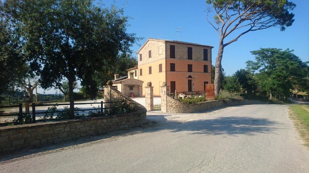 CastelplanioAgriturismo "Le Piagge"的道路一侧的建筑物