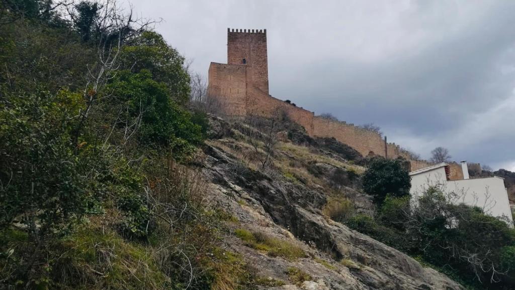 卡索拉VFT Sendero Cerezuelo的山边的城堡