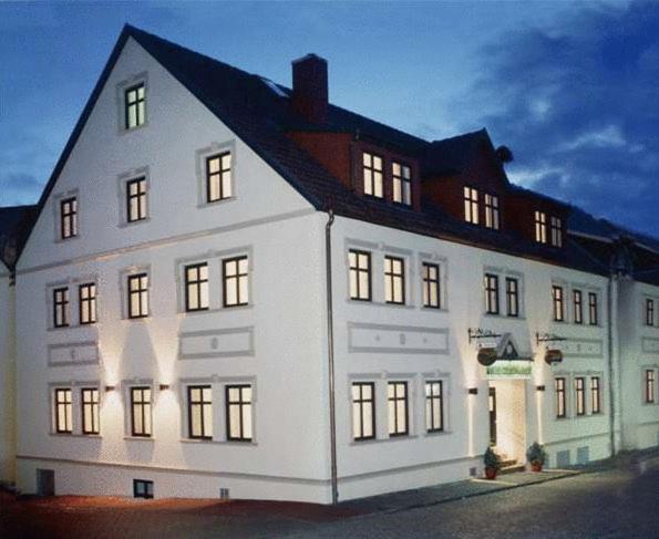 瓦伦瓦伦城市酒店的一座白色的大建筑,灯火通明
