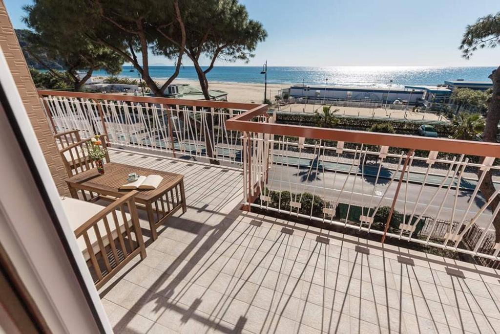 加埃塔A casa di Monachella的一个带桌椅和海滩的阳台